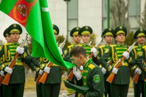 Türkmenistanyň Prezidenti çagyryş boýunça harby gullukdan boşatmak we harby gulluga çagyrmak hakyndaky Permana gol çekdi