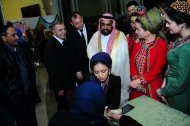 Türkmenistanyň Şekillendiriş sungaty muzeýinde Saud Arabystany Patyşalygynyň amaly-haşam sungatynyň eserleriniň, milli arap lybaslarynyň, fotosuratlaryň sergisi