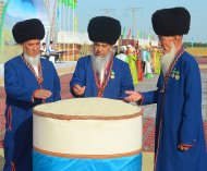 Фоторепортаж: В Дашогузском и Балканском велаятах началась уборка урожая зерновых