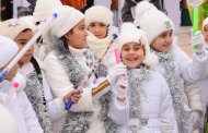 Fotoreportaž: Täze ýyl mynasybetli Türkmenistanda Baş arçanyň çyralary ýakyldy