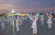 Türkmenistan'ın ana ağacında yılbaşı ışıkları ciddiyetle yakıldı