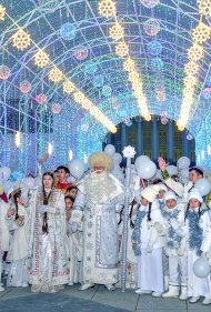 Fotoreportaž: Türkmenistanda Täze ýyl arçalarynyň yşyklary ýakyldy