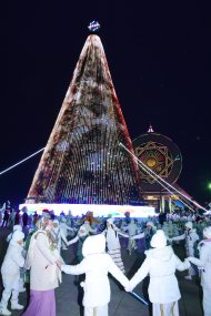 Photo story: The main Christmas tree of the country lit up in Turkmenistan