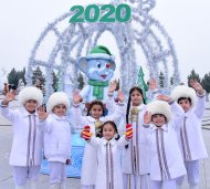 Photo story: The main Christmas tree of the country lit up in Turkmenistan