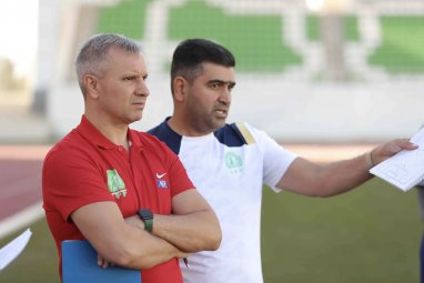 Türkmenistanyň Futbol federasiýasy tälimçiler üçin okuw-maslahatyny geçirýär