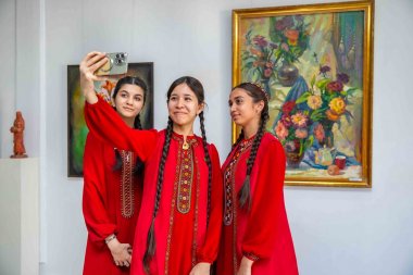 Bahar ylhamy: Aşgabatda türkmen suratkeşleriniň sergisi geçirildi