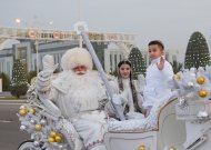 Türkmenistan'ın ana ağacında yılbaşı ışıkları ciddiyetle yakıldı