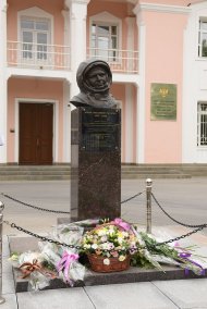 В Ашхабаде прошло торжественное возложение цветов у памятника Юрию Гагарину