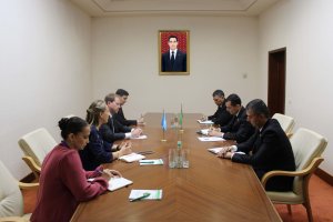 В Меджлисе Туркменистана прошла встреча с экспертами ЕЭК ООН