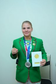 Photoreport: Polina Guryeva received an apartment, a car and 50 000$ USD as a gift from the President of Turkmenistan