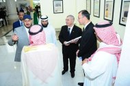 Türkmenistanyň Şekillendiriş sungaty muzeýinde Saud Arabystany Patyşalygynyň amaly-haşam sungatynyň eserleriniň, milli arap lybaslarynyň, fotosuratlaryň sergisi