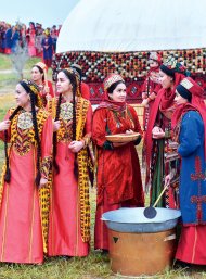 Fotoreportaž: Türkmenistanda Halkara Nowruz baýramy giňden bellenildi