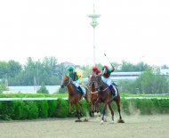 Photo report: Autumn horse racing season begins in Turkmenistan