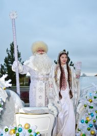 Fotoreportaž: Türkmenistanda Täze ýyl arçalarynyň yşyklary ýakyldy