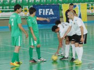 Aşgabat şäheriniň futzal boýunça açyk çempionatynyň birinji aýlawynyň jemleýji gününde geçirilen duşuşyklardan taýýarlan fotoreportaž