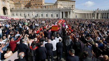 Papa Francis, Vatikan’da gerçekleştirilen cenaze töreni ile son yolculuğuna uğurlandı
