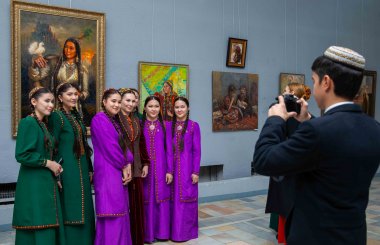 Photo report: Teacher-artists presented their works at an exhibition in Ashgabat