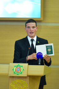 Photoreport from the ceremony of presenting passports to persons accepted into the citizenship of Turkmenistan