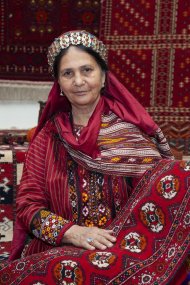 Competition among carpet weavers at the National Museum of the Turkmen Carpet