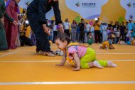 KidsExpo: марафон по быстрому ползанию среди малышей