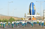 Photoreport: President of Turkmenistan unveils Bicycle monument and takes part in mass bike ride