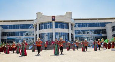 В городе Аркадаг состоялись торжественные открытия ряда учебных заведений