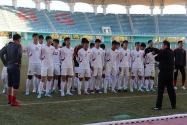 Fotoreportaž: Futbol boýunça KHDR-nyň milli ýygyndysynyň Türkmenistan bilen boljak duşuşykdan öňki türgenleşigi 