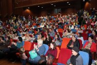 Fotoreportaž: Türkmen döwlet gurjak teatrynda «Skripkaly serçe üçin sýuita» rus gurjak oýny görkezildi