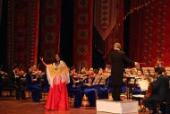 Fotoreportaž: Aşgabatda «Galkynyş» türkmen-awstriýa simfoniki orkestriniň konserti 