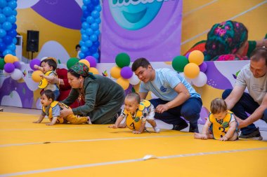 KidsExpo: Marathon of fast crawling babies