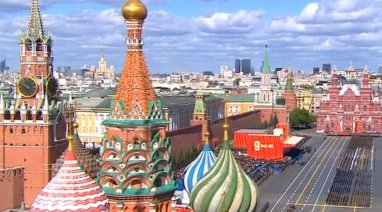 Президент Туркменистана принимает участие в параде Победы в Москве