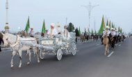 Fotoreportaž: Täze ýyl mynasybetli Türkmenistanda Baş arçanyň çyralary ýakyldy