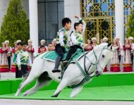 Фоторепортаж с торжеств, организованных в международном ахалтекинском конно-спортивном комплексе по случаю национального дня туркменского скакуна