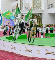 Фоторепортаж с торжеств, организованных в международном ахалтекинском конно-спортивном комплексе по случаю национального дня туркменского скакуна