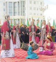 Köp çagaly maşgalalara kaşaň jaýlaryň açary gowşuryldy.