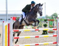 Fotoreportaž: Aşgabat atçylyk sport toplumynyň açyk manežinde bedewleriň päsgelçiliklerden böküp geçmek boýunça bäsleşigi geçirildi.