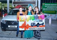 “Berkarar” söwda-dynç alyş merkezinde geçirilen utuşly söwdanyň ýeňijisine RENAULT DUSTER awtomobiliniň gowşurylyş dabarasyndan fotoreportaž