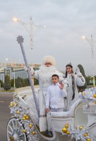 Türkmenistan'ın ana ağacında yılbaşı ışıkları ciddiyetle yakıldı