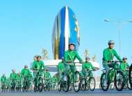 Photoreport: President of Turkmenistan unveils Bicycle monument and takes part in mass bike ride