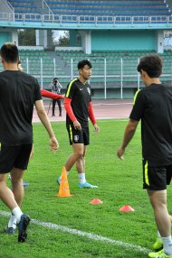 Fotoreportaž: Koreýa futbol ýygyndysy Köpetdag stadionynda