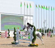 Fotoreportaž: Aşgabat atçylyk sport toplumynyň açyk manežinde bedewleriň päsgelçiliklerden böküp geçmek boýunça bäsleşigi geçirildi.