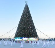 Photoreport: lights of the main New Year tree of the country lit in Turkmenistan