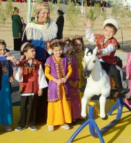 Aşgabat şäherini ösdürmegiň 15-nji nobatdakysynyň çäklerinde gurlup ulanmaga berilen kottežler toplumynyň açylyş dabarasyndan fotoreportaž