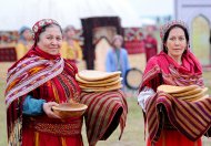 Fotoreportaž: Türkmenistanda Halkara Nowruz baýramy giňden bellenildi