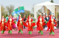 Fotoreportaž: Türkmenistanda Halkara Nowruz baýramy giňden bellenildi