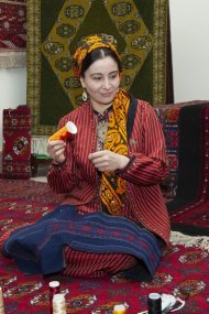 Competition among carpet weavers at the National Museum of the Turkmen Carpet