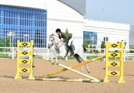 Fotoreportaž: Aşgabat atçylyk sport toplumynyň açyk manežinde bedewleriň päsgelçiliklerden böküp geçmek boýunça bäsleşigi geçirildi.