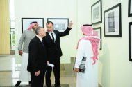 Türkmenistanyň Şekillendiriş sungaty muzeýinde Saud Arabystany Patyşalygynyň amaly-haşam sungatynyň eserleriniň, milli arap lybaslarynyň, fotosuratlaryň sergisi