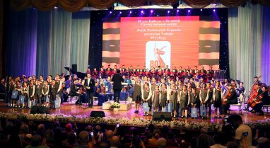 Aşkabat'ta, Moskova Tiyatrosu'ndan bir sanatçının katılımıyla birlikte Zafer'in 80. yıl dönümüne adanmış bir konser düzenlendi