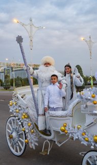 Türkmenistan'ın ana ağacında yılbaşı ışıkları ciddiyetle yakıldı